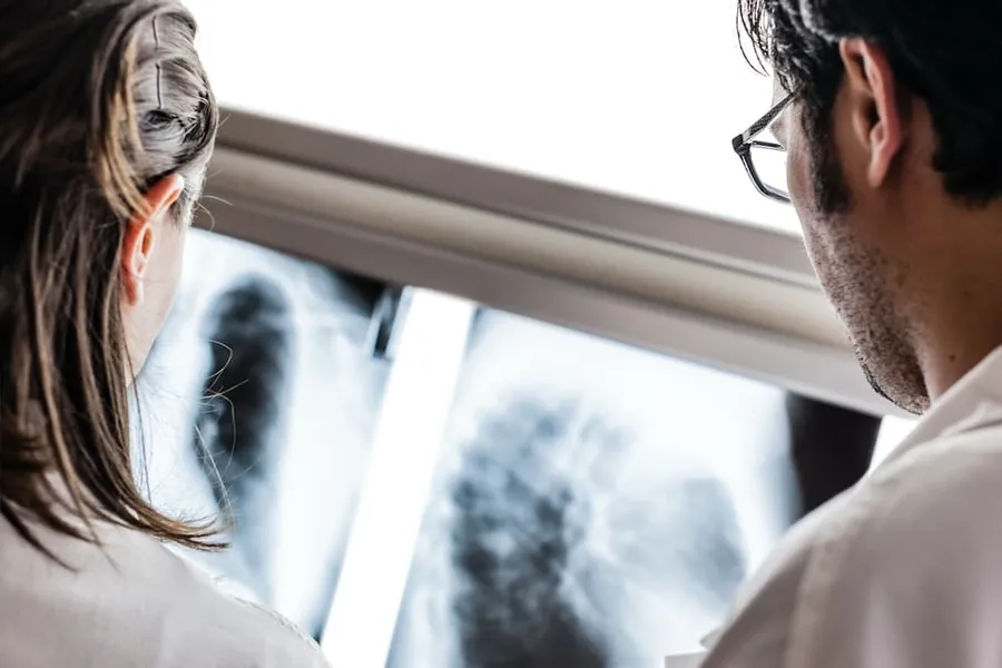 In che modo l'intelligenza artificiale può assistere nella diagnosi medica radiologica?