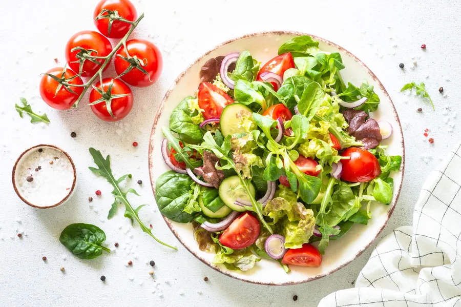 Come si fa un'insalata di pollo con maionese fatta in casa e crostini di pane?